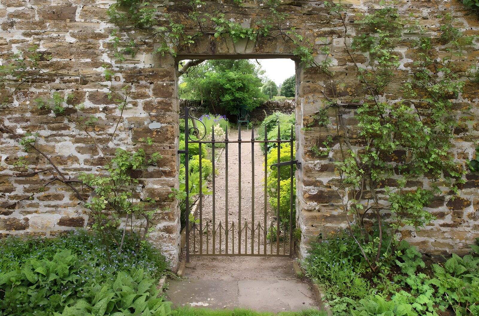 TPDE75187: schmiedeisere Tür zu einer Klostergarten