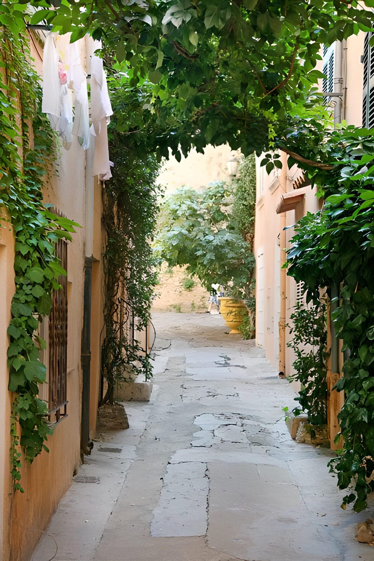 TPDE81894: Schmale Gasse wo, oben die Wäsche trocknet