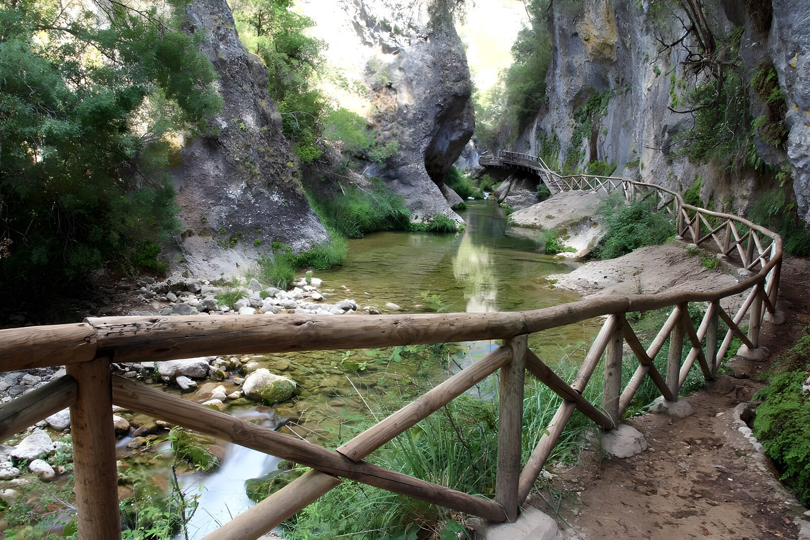 TPDE27455: Wanderweg an einem Fluß entlang in einem Klamm