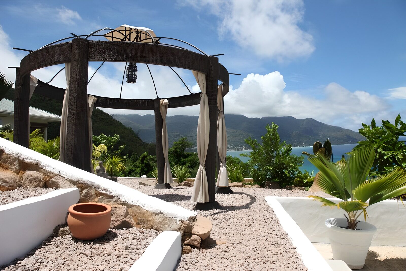 TPDE42974: Gartenpavillon mit Blick aufs Meer