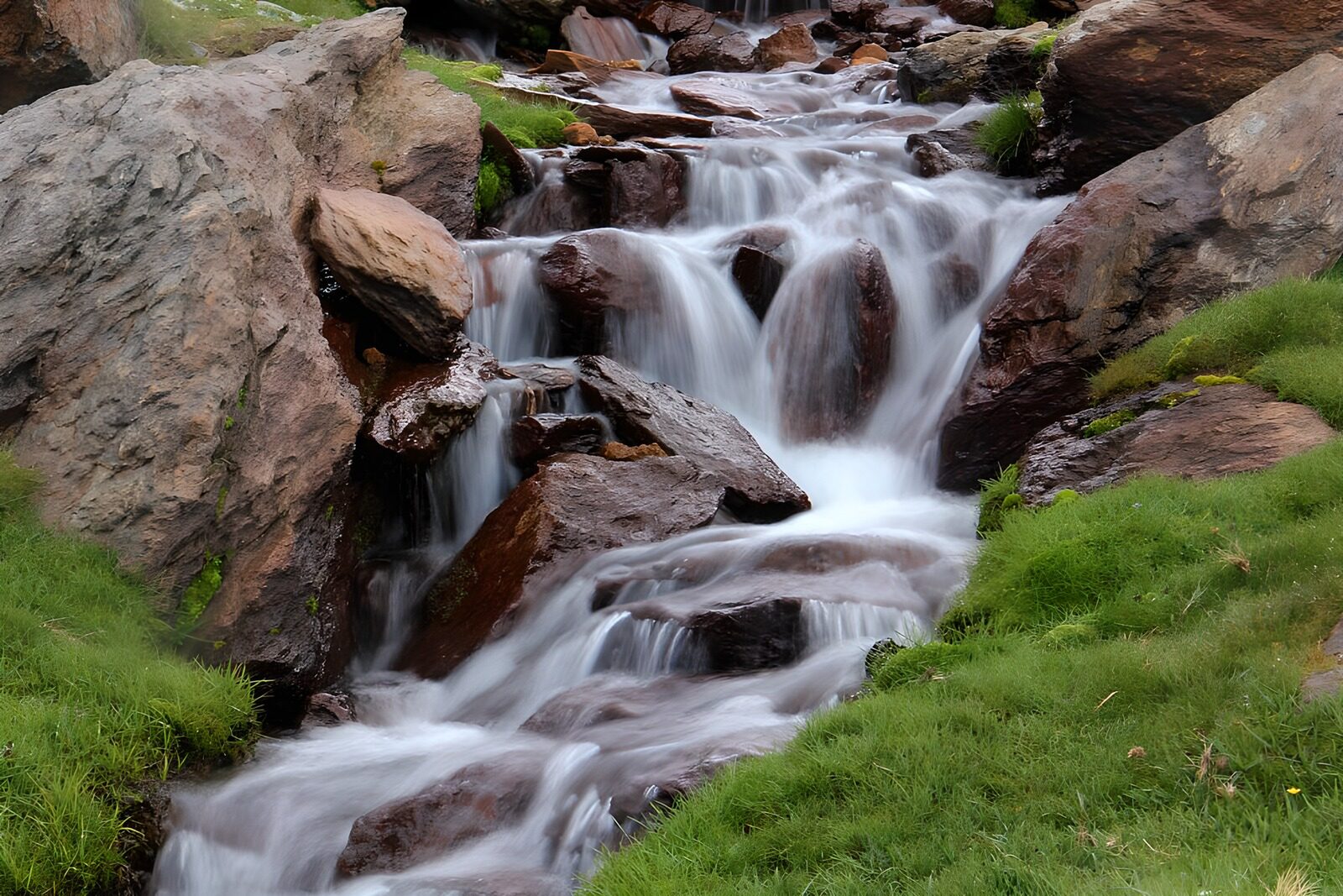 TPDE75390: Wasserfälle und Stromschnellen durch eine Almwiese