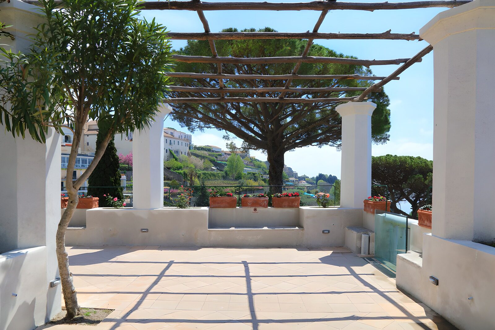 TPDE30671: Mediterraner Ausblick unter Pergola