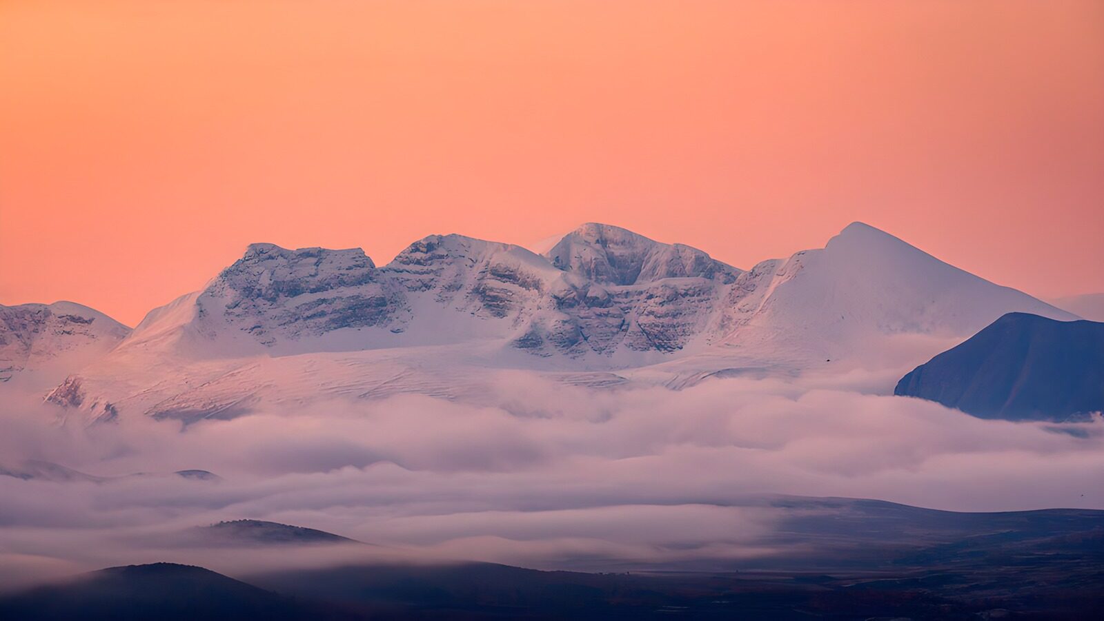 TPDE59380: Majestätische Berge im Morgennebel