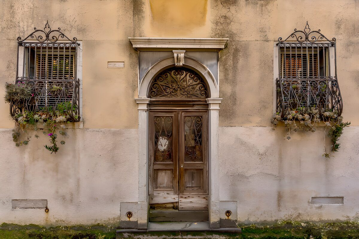 Verschlossene Tür mit Fensterverzierung
