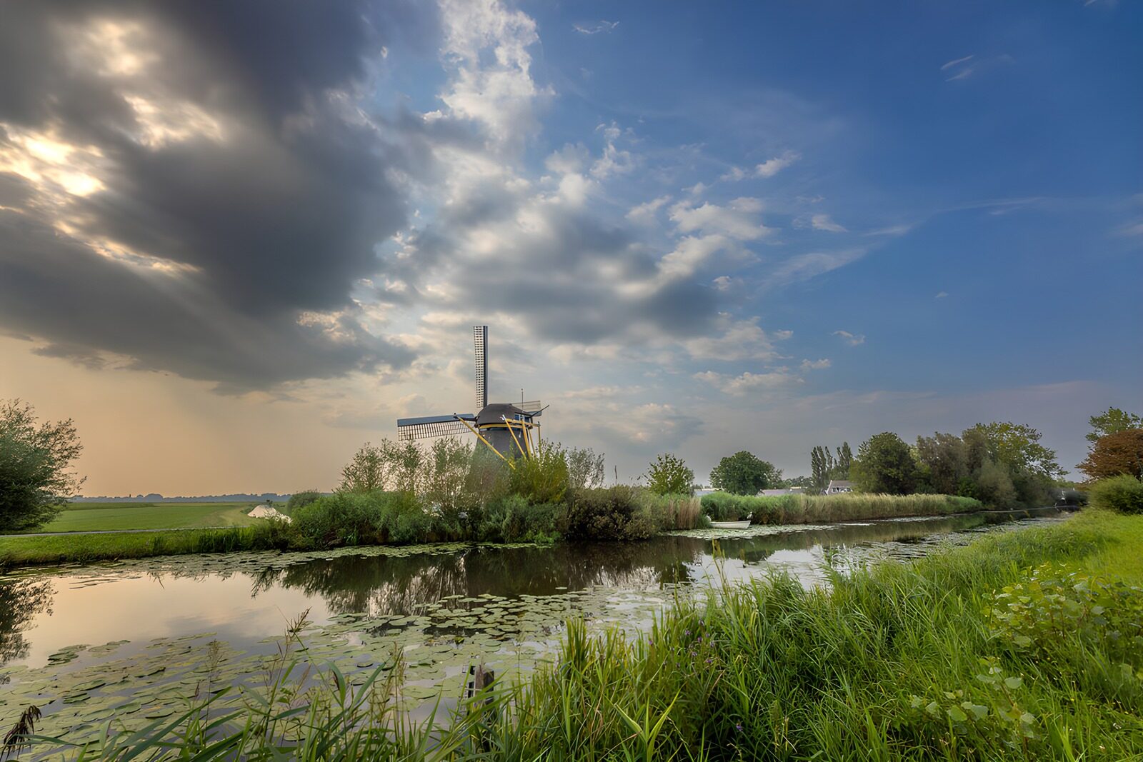 TPDE59152: Windmühle im malerischen Landschaft