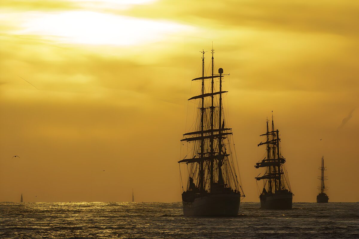 Majestätische Segelschiffe im Sonnenuntergang