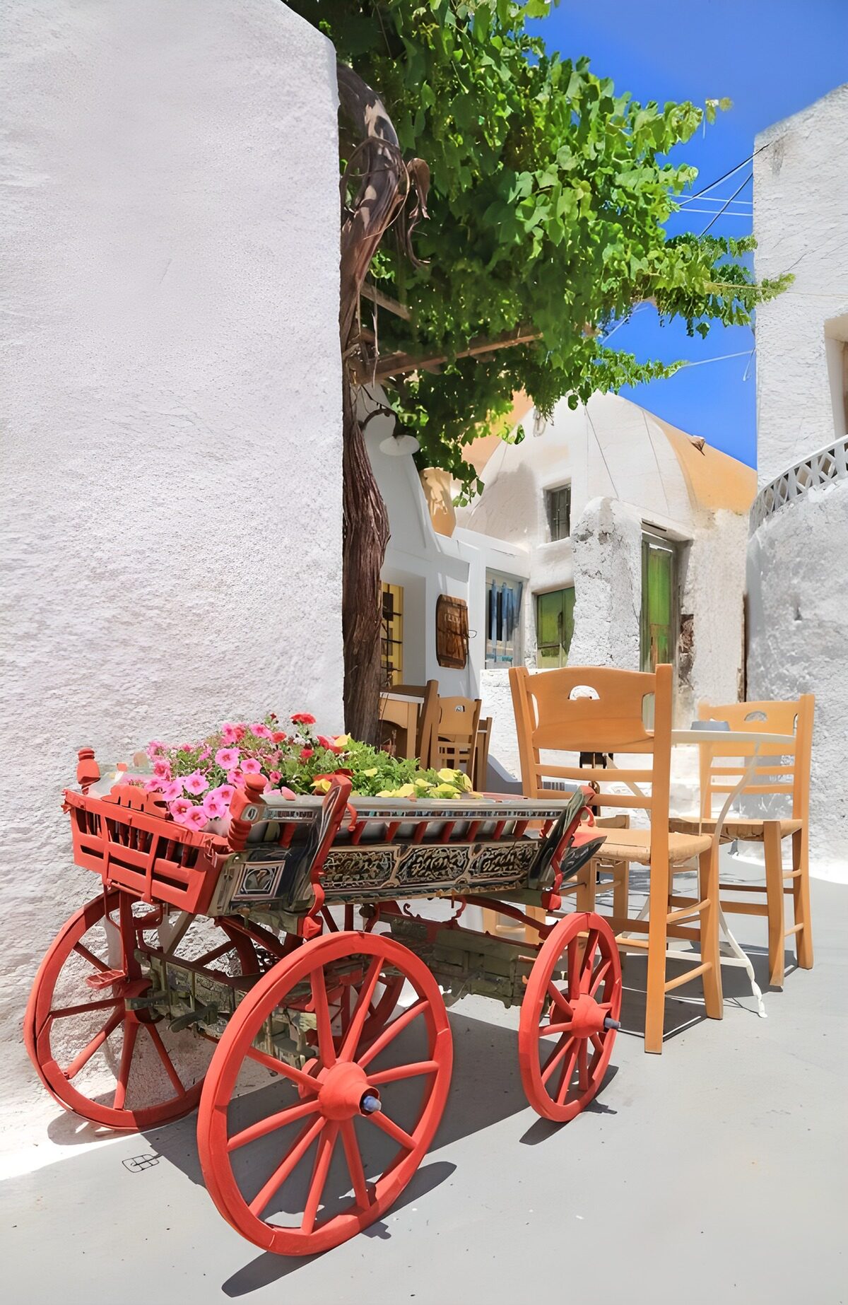 Bunte Blumen und Stühle in der Gasse