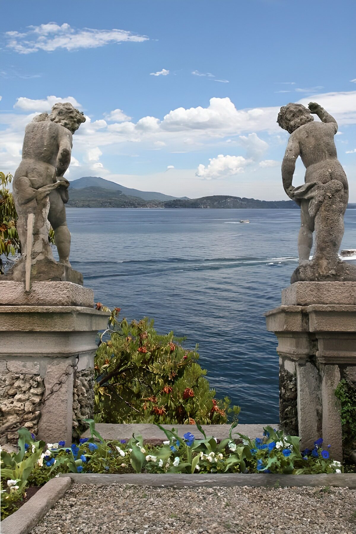 TPDE52960: Aussicht von oben herab auf das Wasser eines Sees