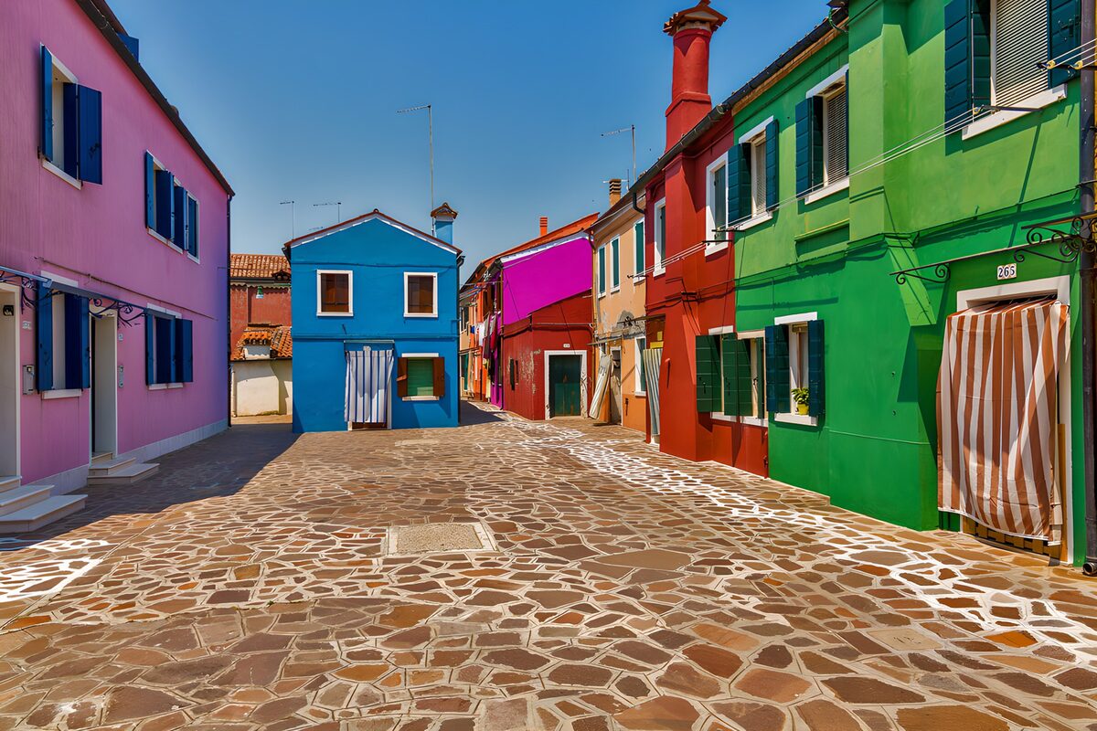 TPDE64438: Buntes Stadtbild von Burano