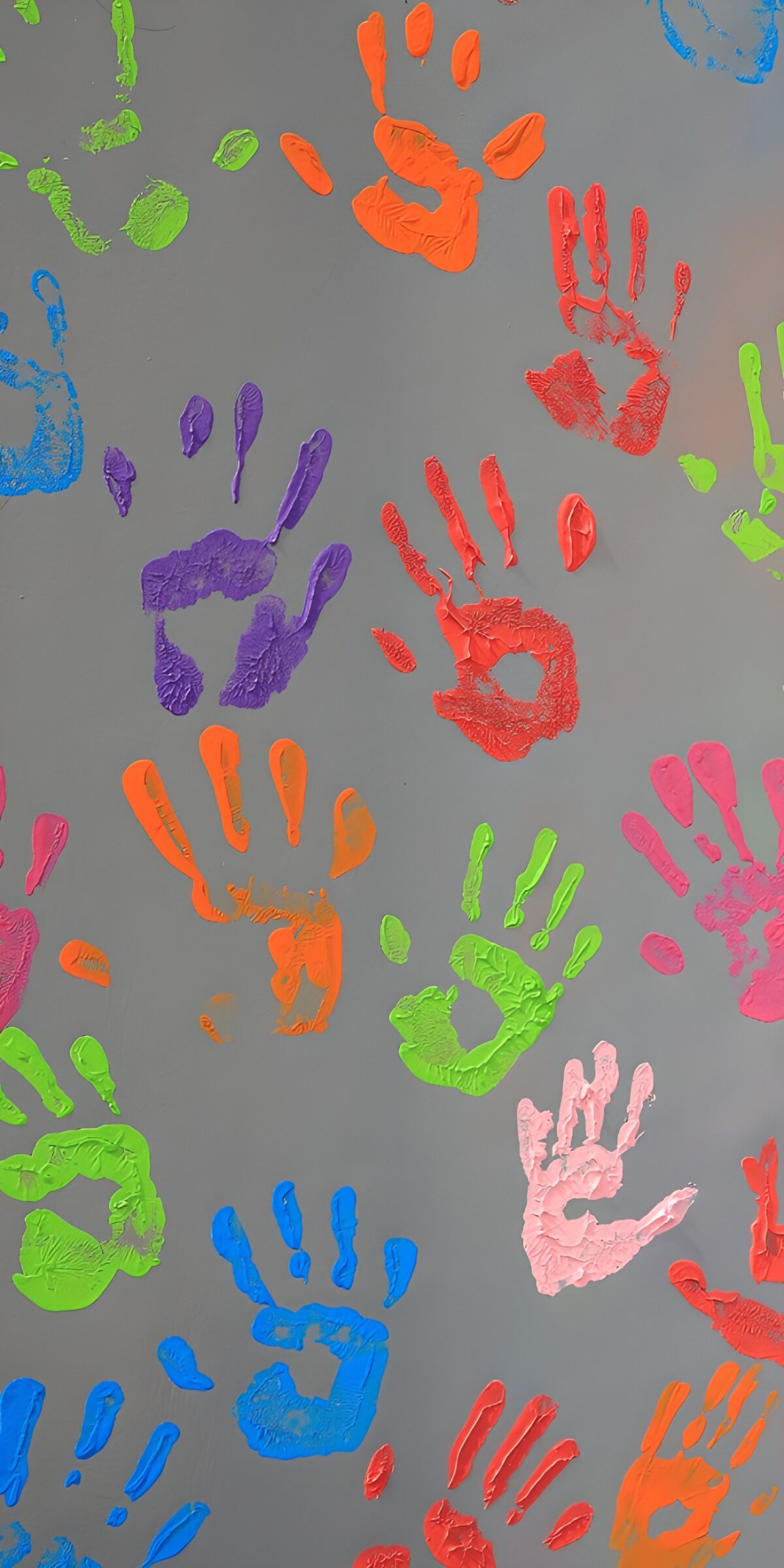 Bunte Handabdrücke auf grauem Hintergrund