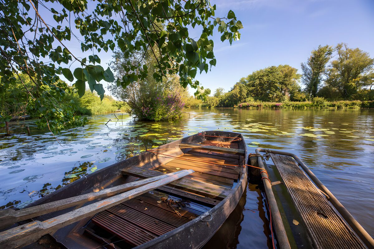 Ruhige Wasserlandschaft mit Boot