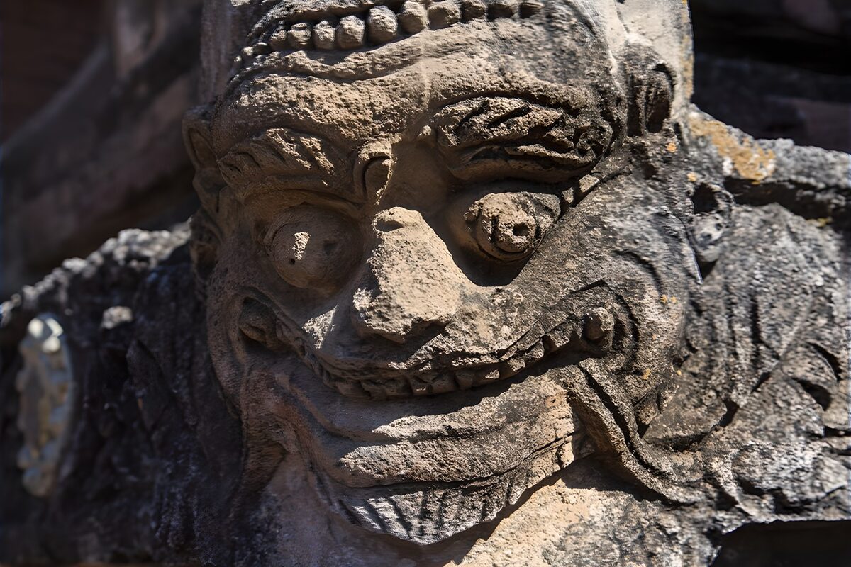 Hindu Statue auf einem Plateau der Borobudur