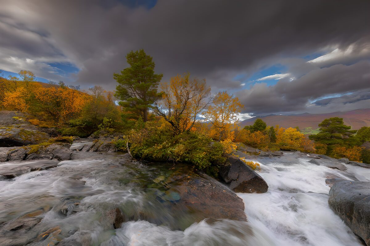 TPDE82084: Herbstliche Ruhe am Wasserfall