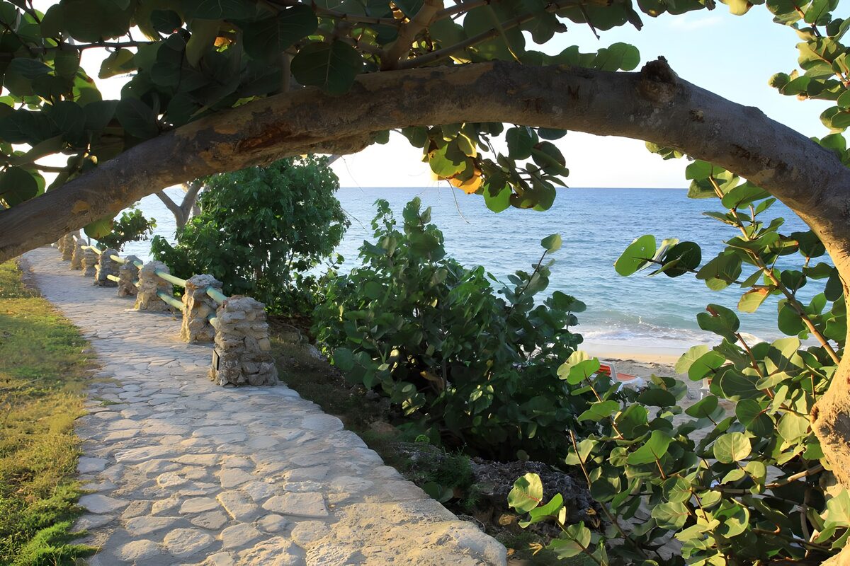 TPDE19344: Spazierweg hoch über dem Strand auf Kuba