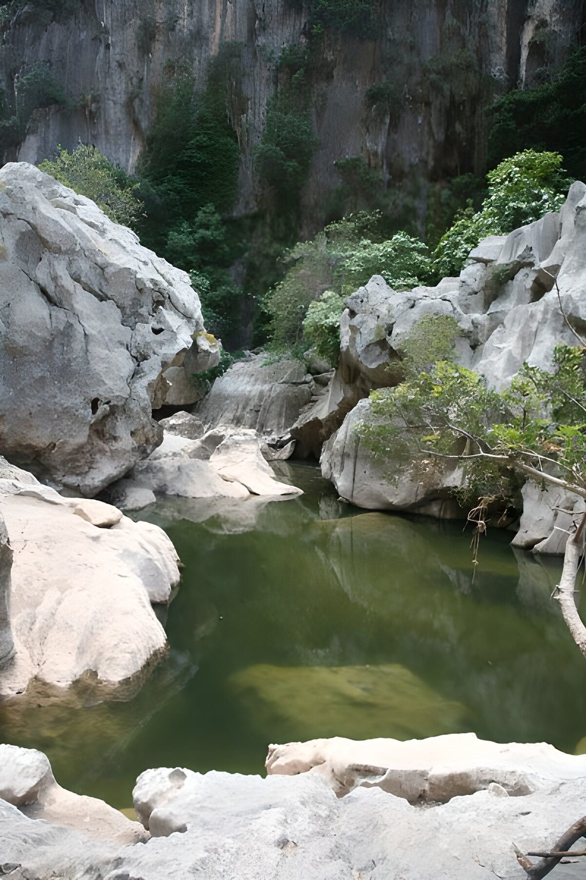 TPDE30190: kleiner See zwischen den Felsen Version 5