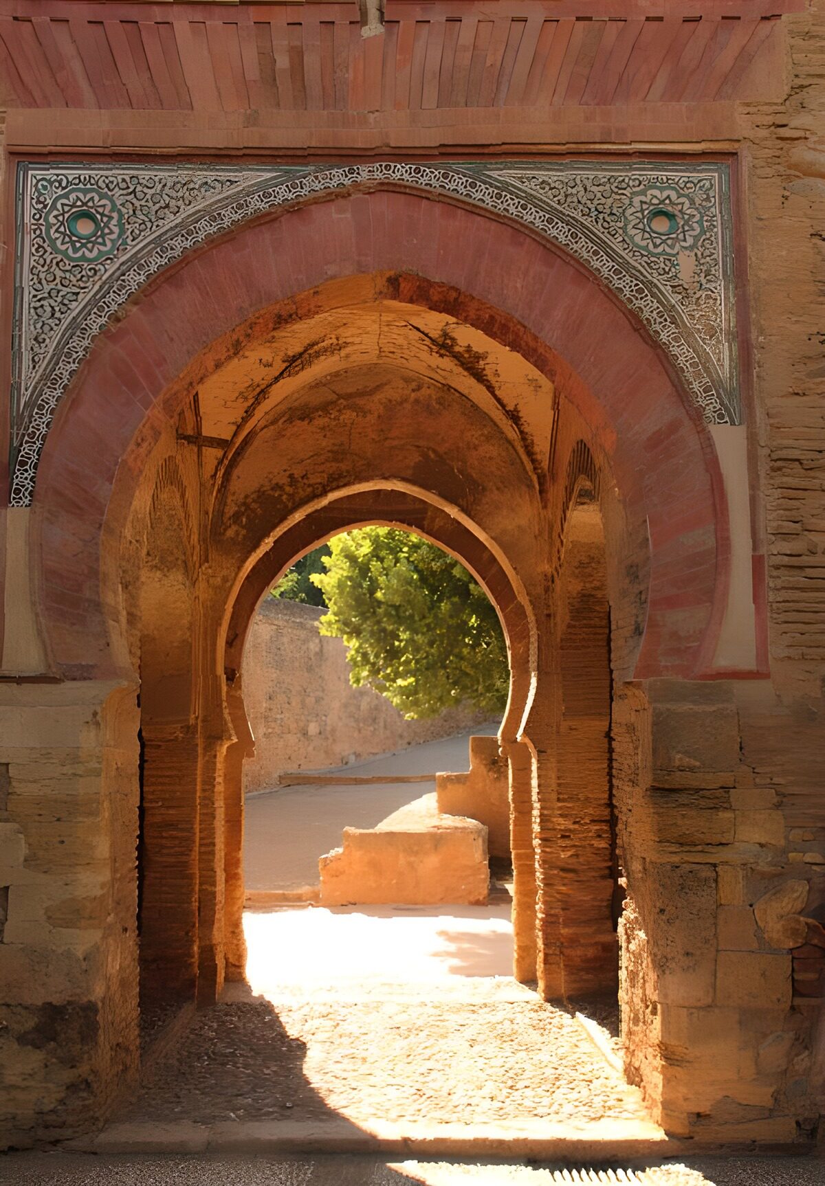 Blick auf einen Innenhof der Alhambra  in Granada (SP)