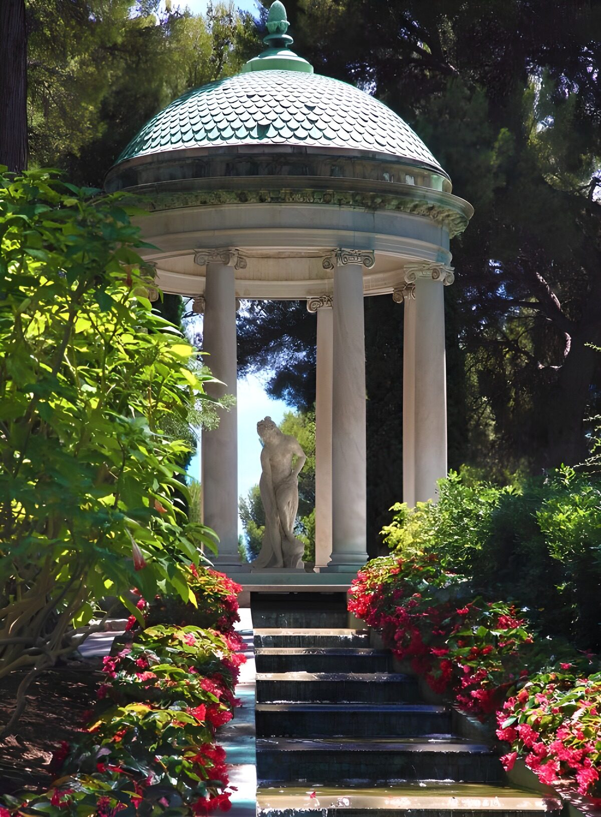 TPDE34813: Gartenpavillon mit Statue einer Frau