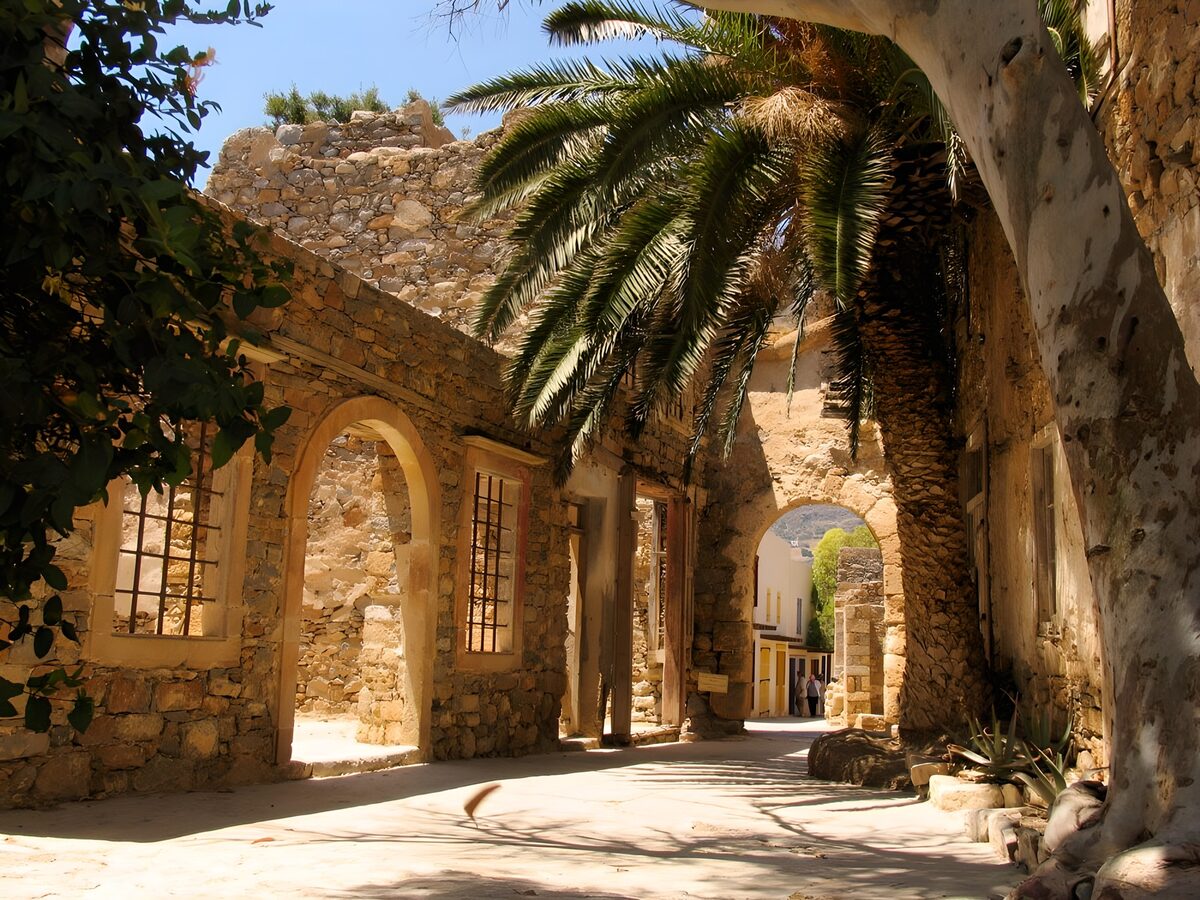 alte Gasse mit Palmen auf Kreta