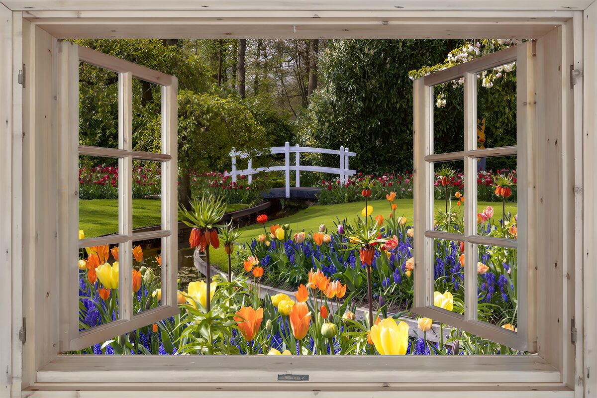 Blühender Garten durch das Fenster