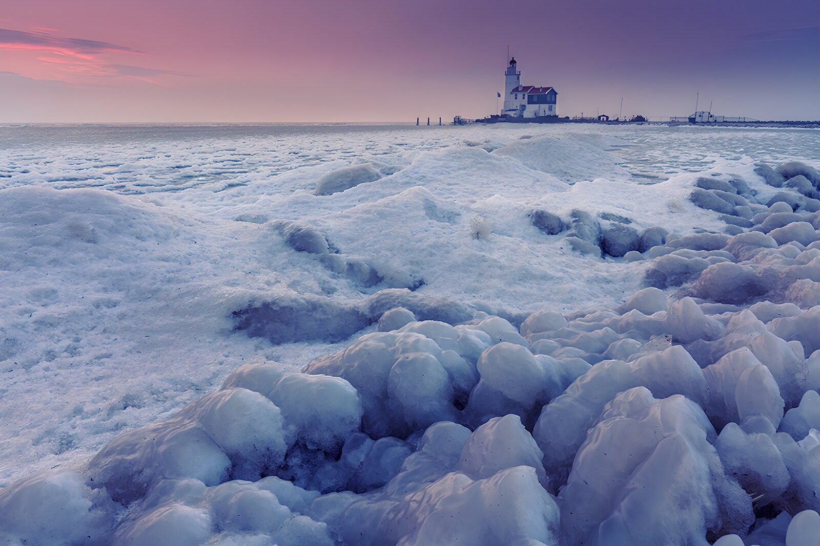 TPDE27993: Frostige Küstenlandschaft mit Leuchtturm