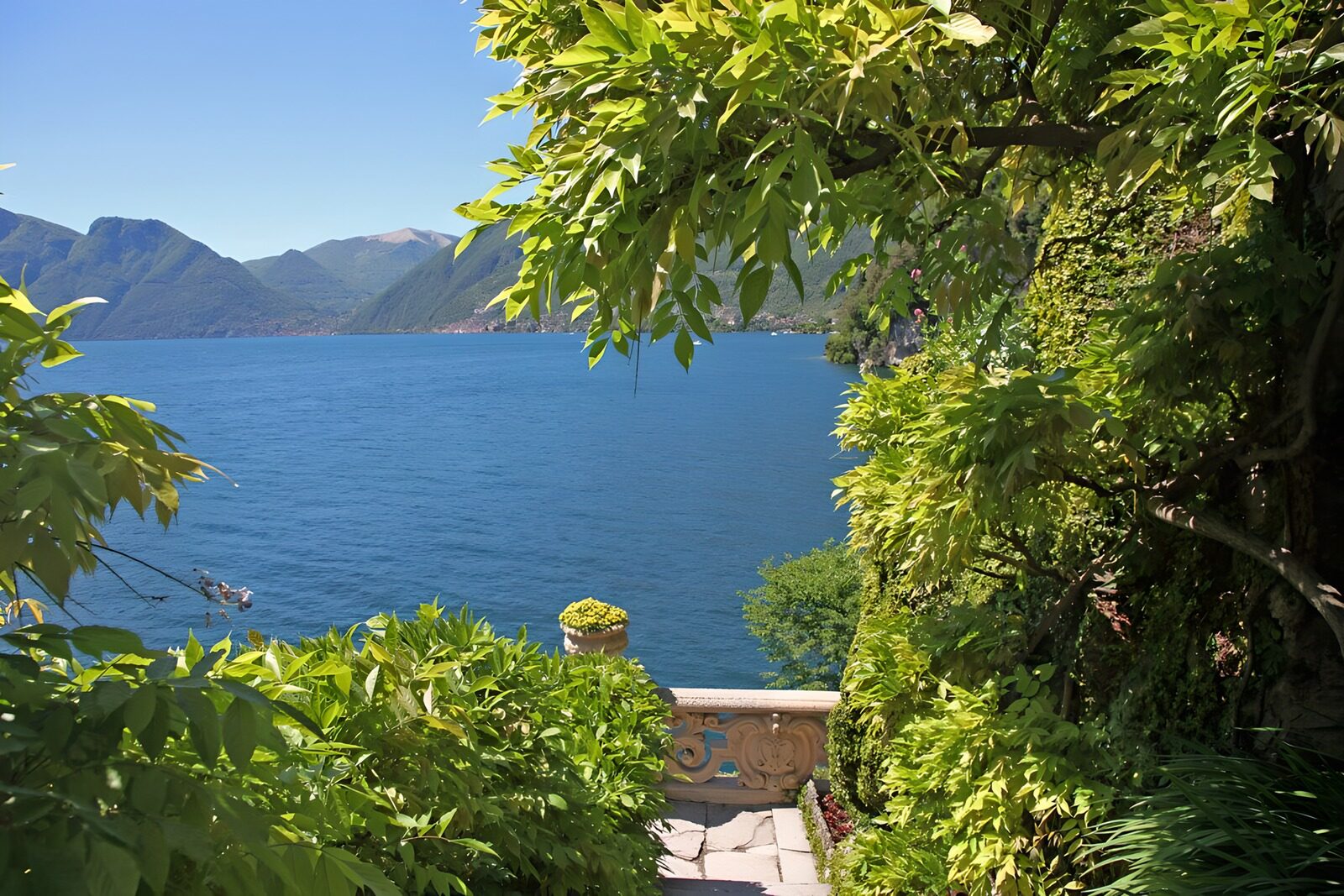 TPDE84045: herrlicher Blick auf einen See in der Schweiz