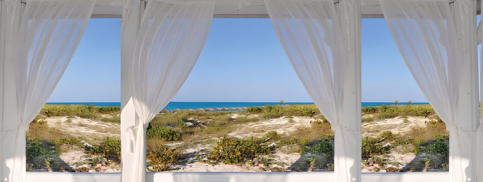 TPDE28993: Panoramablick auf das Mittelmeer von einer schattigen Terrasse eines Hotels