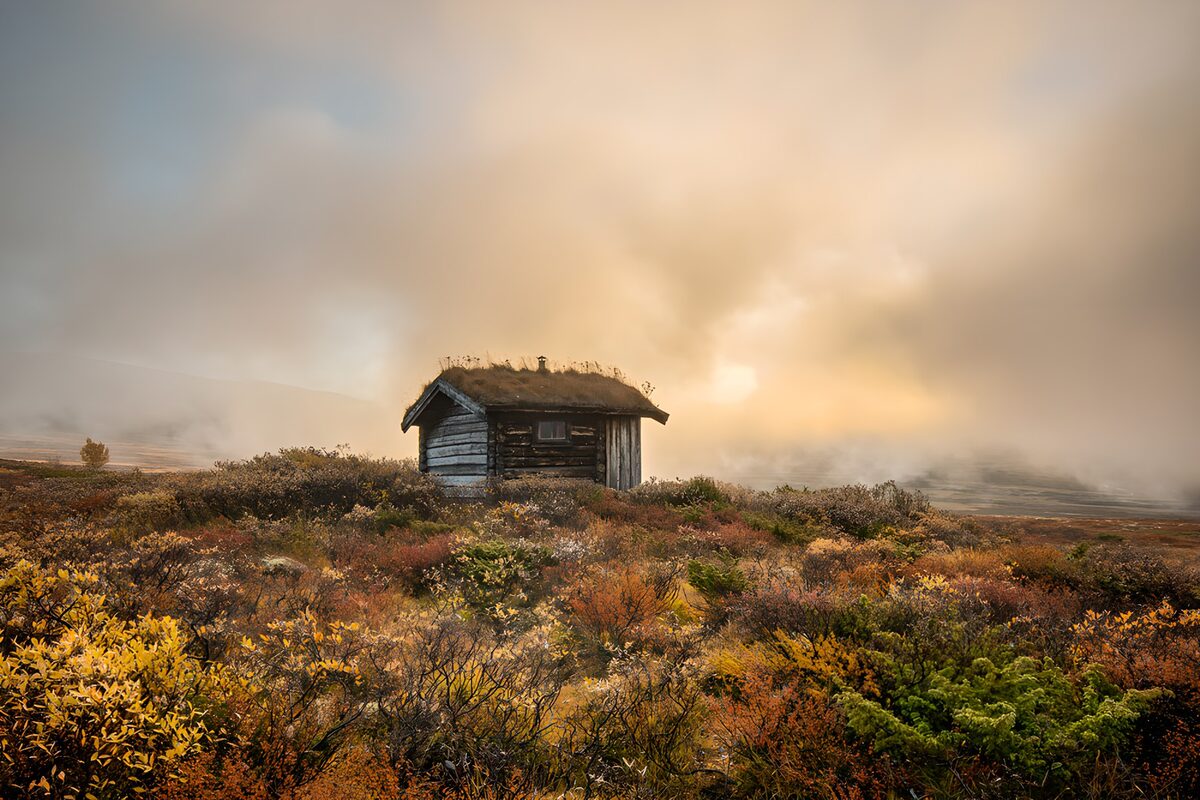 Einsames Haus im Nebel