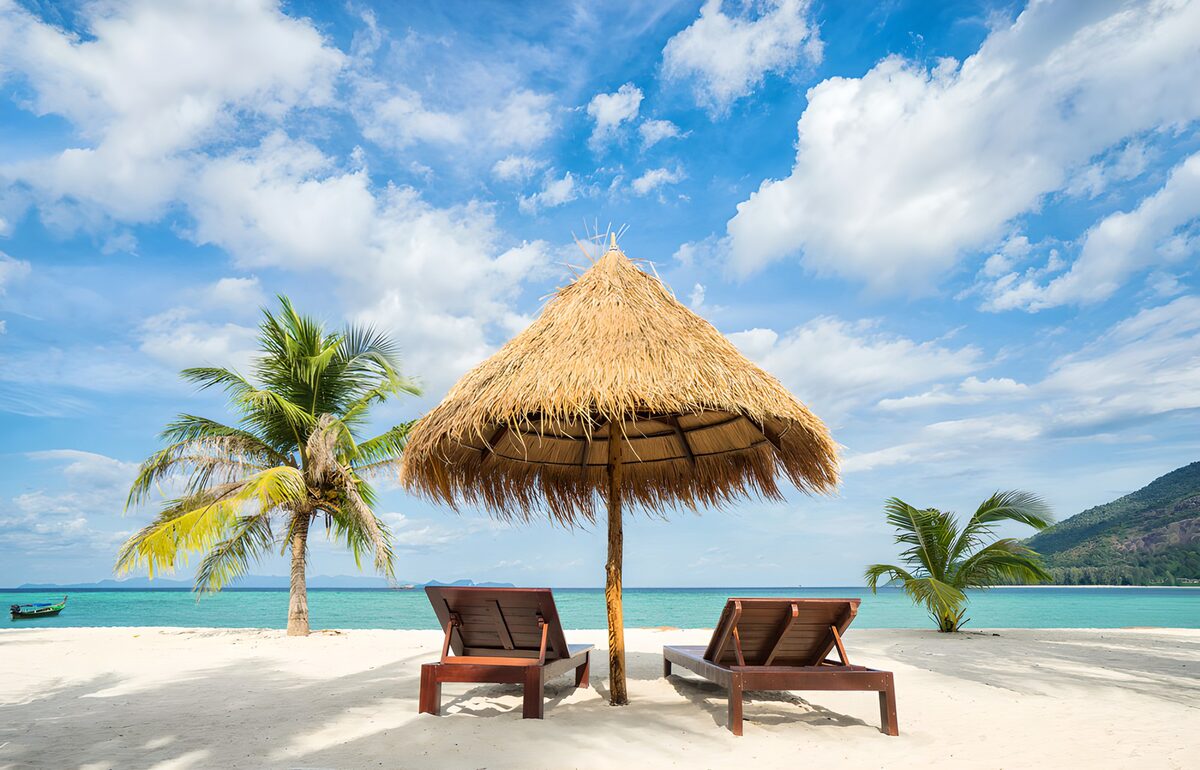 TPDE93076: Tropischer Strand mit Liegestühlen, Sonnenschirm und Palme