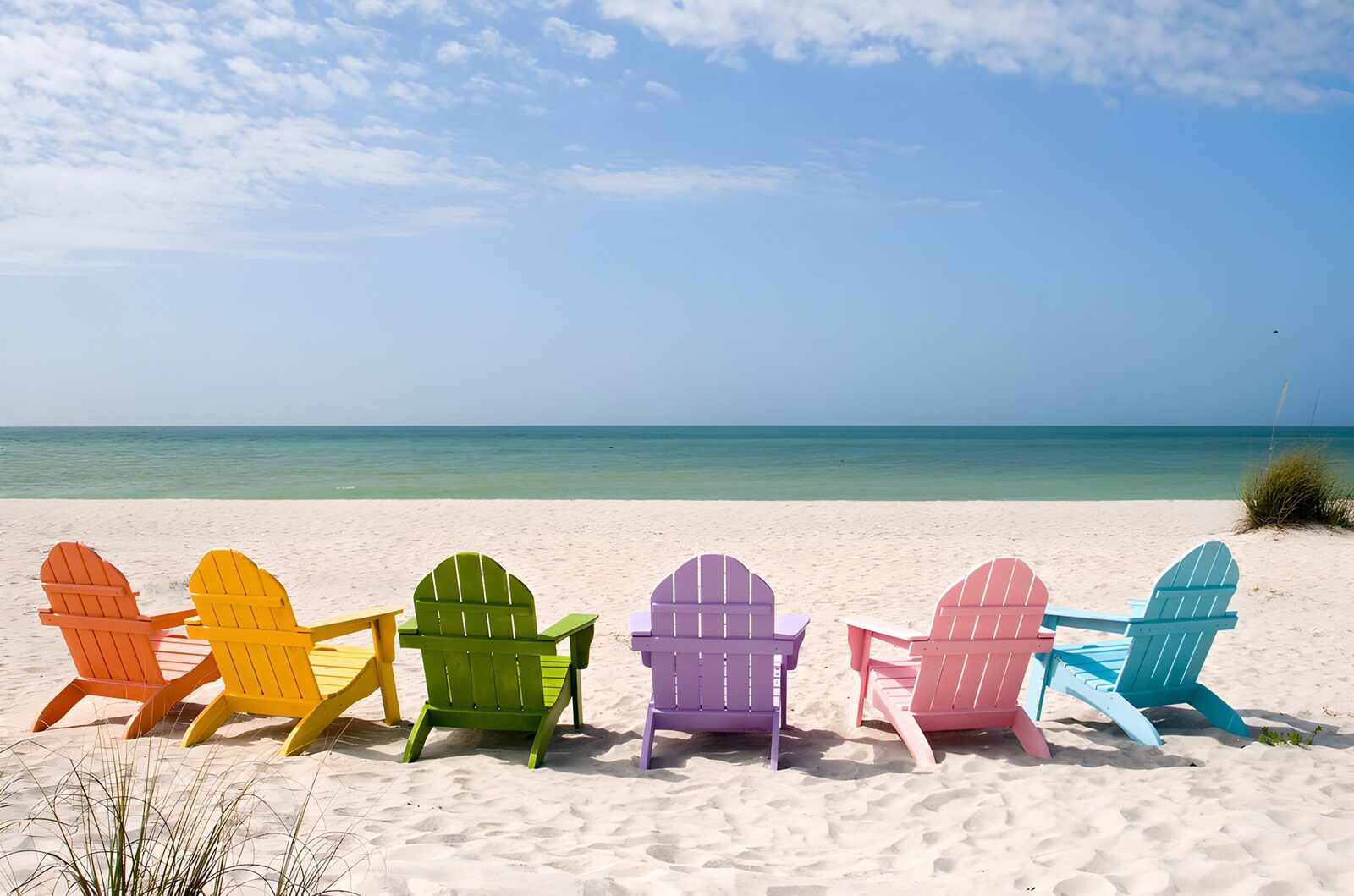 TPDE65311: Bunte Liegestühle am Strand