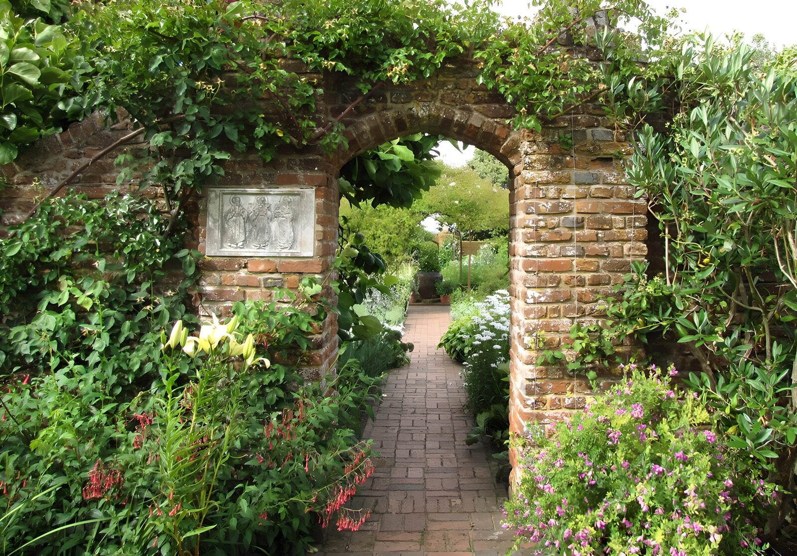 TPDE58752: schmaler Spaziergang durch einen Klostergarten