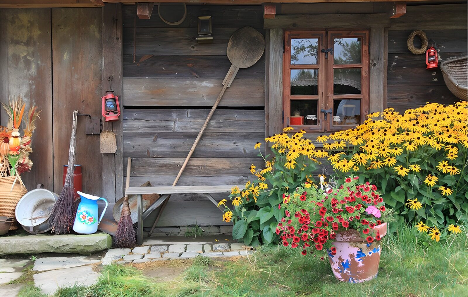 TPDE19449: eine Berghütte mit blühenden Blumen und Utensilien, wie eine Kanne, einen Besen und eine Öllampe