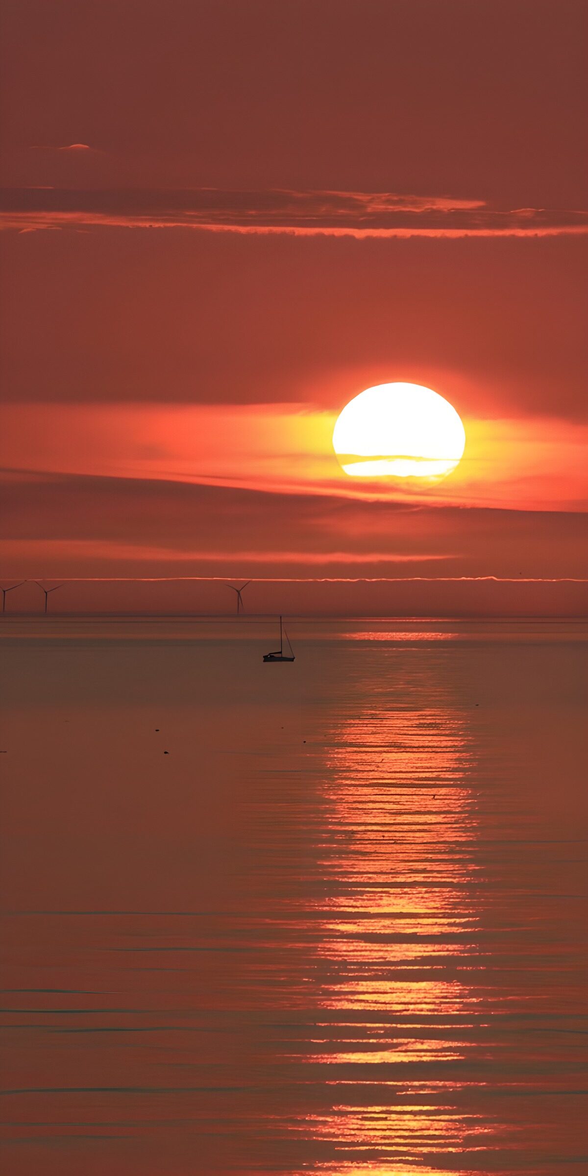 Sonnenuntergang über ruhigem Wasser