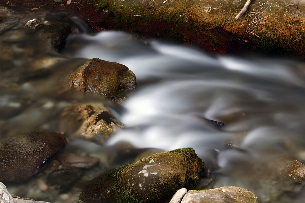 TPDE39494: weiß, zerstäubtes Wasser einer Stromschnelle