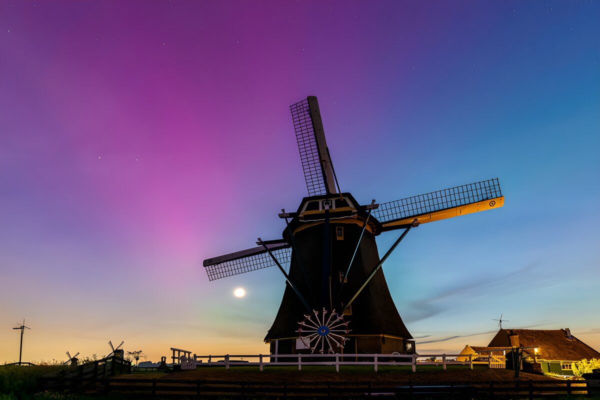 Windmühle unter dem farbenfrohen Himmel