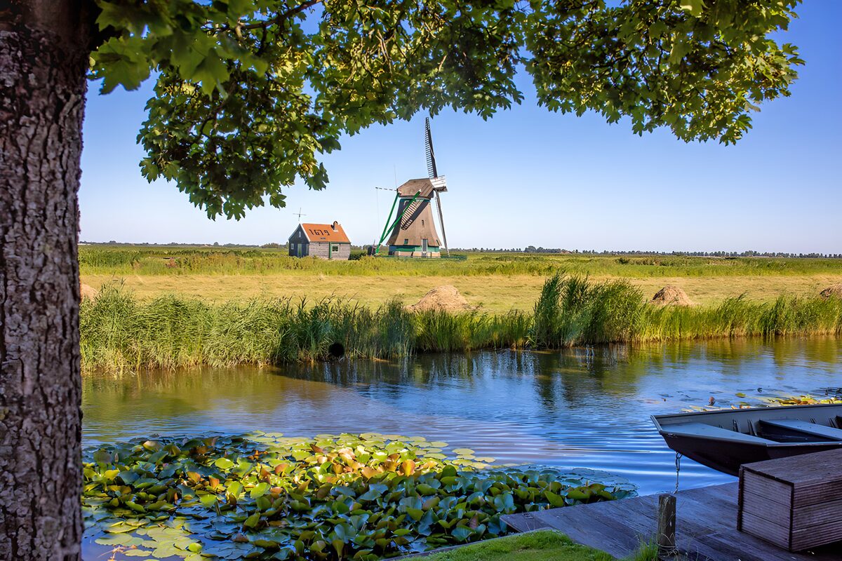 Windmühle in der ländlichen Landschaft
