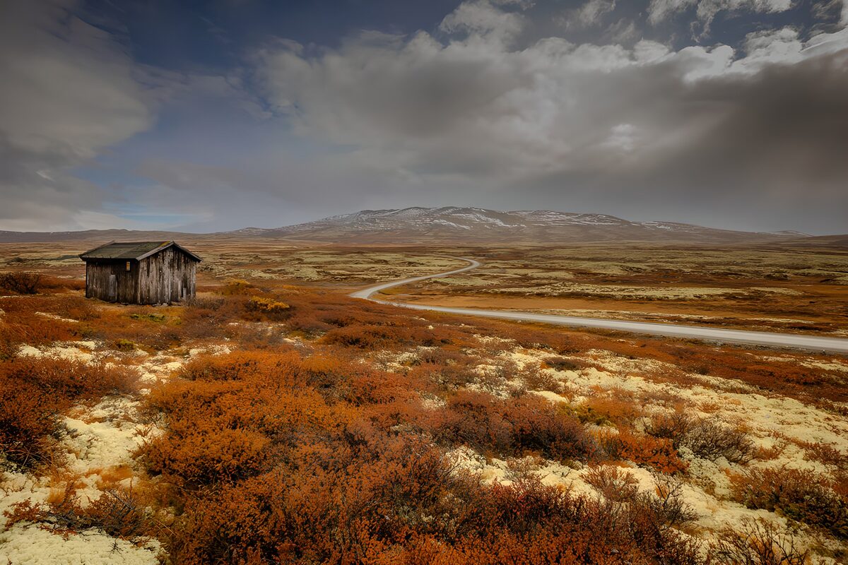 Verlassenes Haus in der norwegischen Landschaft