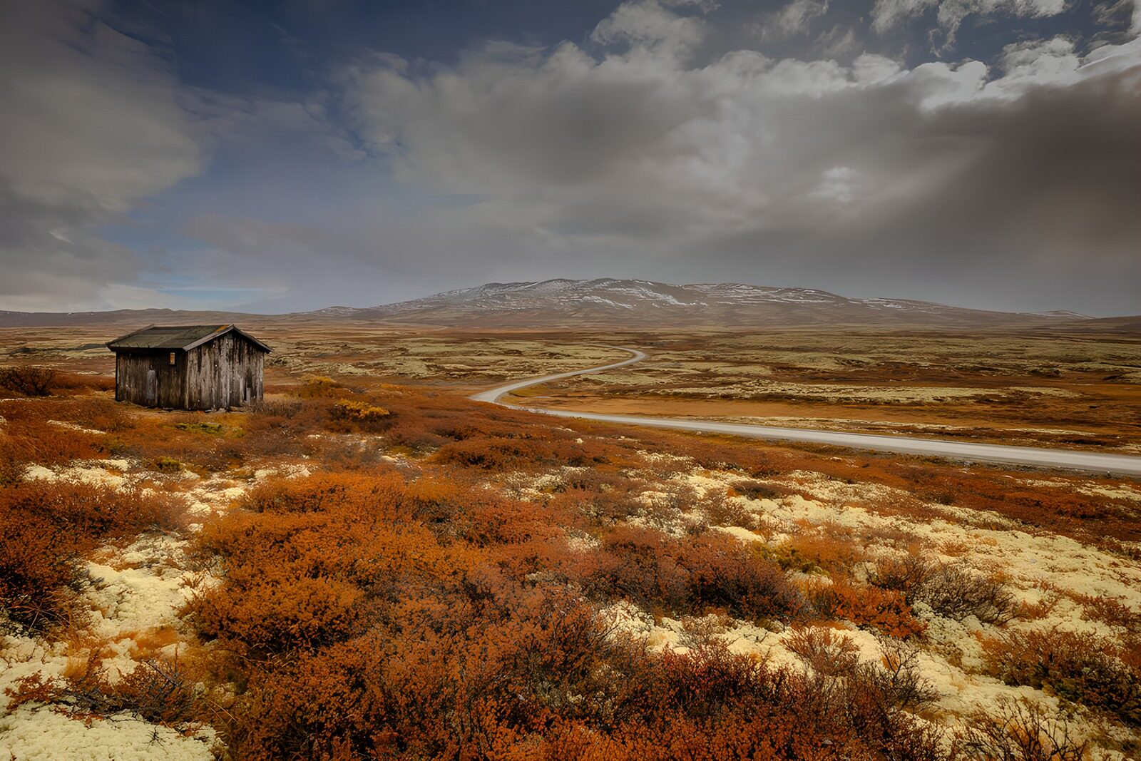 TPDE77585: Verlassenes Haus in der norwegischen Landschaft