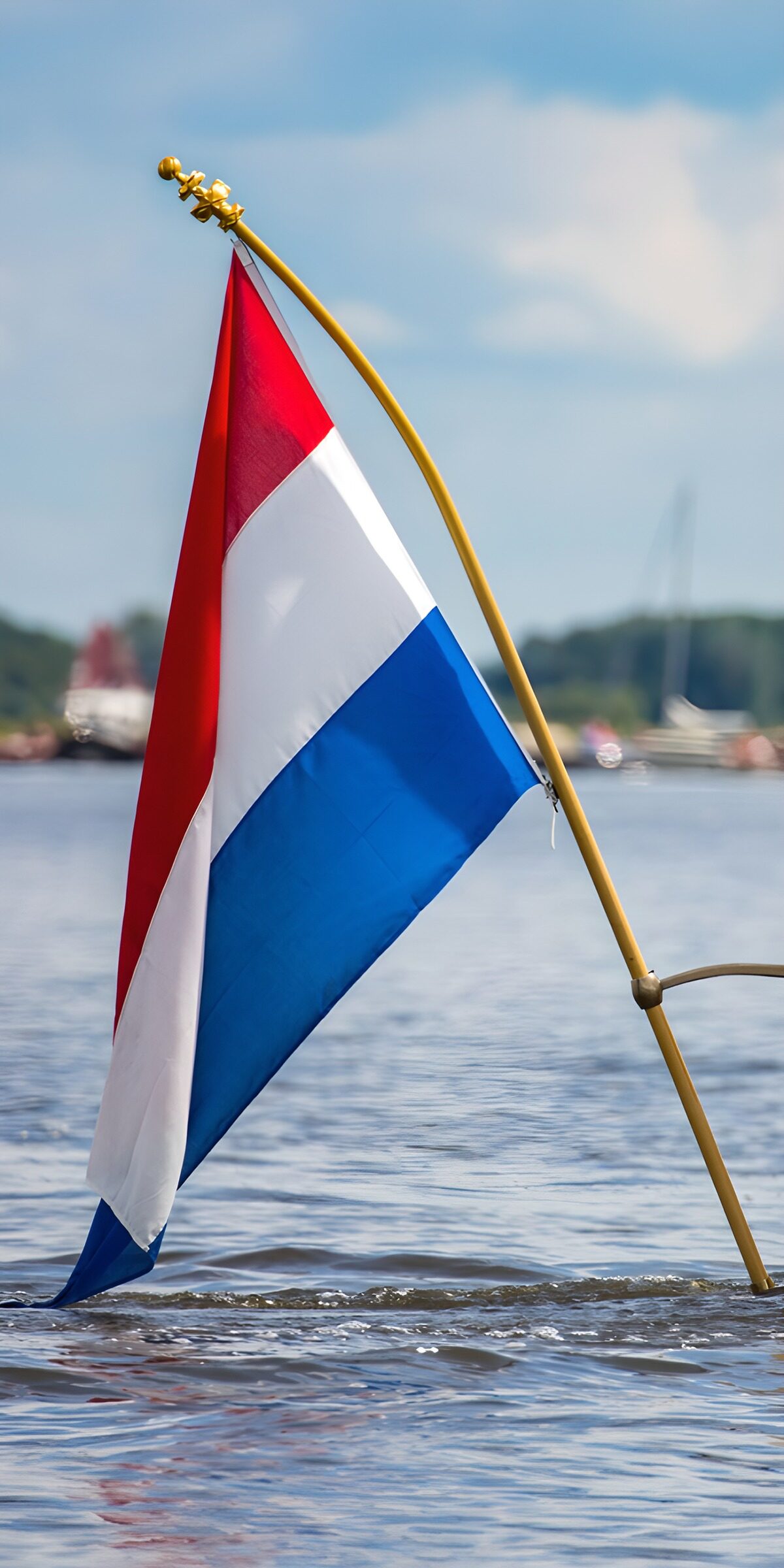 Niederländische Flagge im Wasser