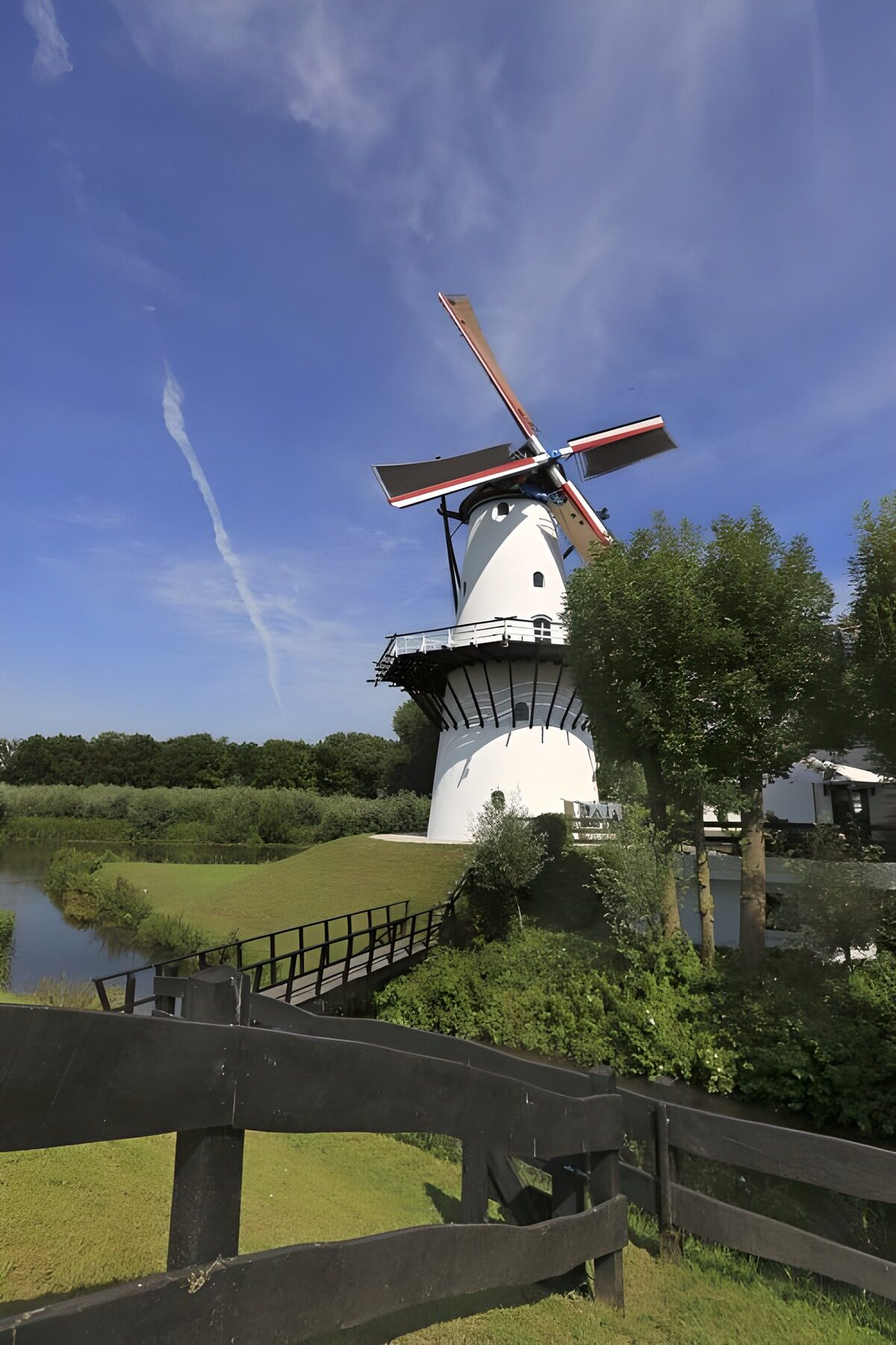 TPDE42345: Weiße Mühle am Wasser