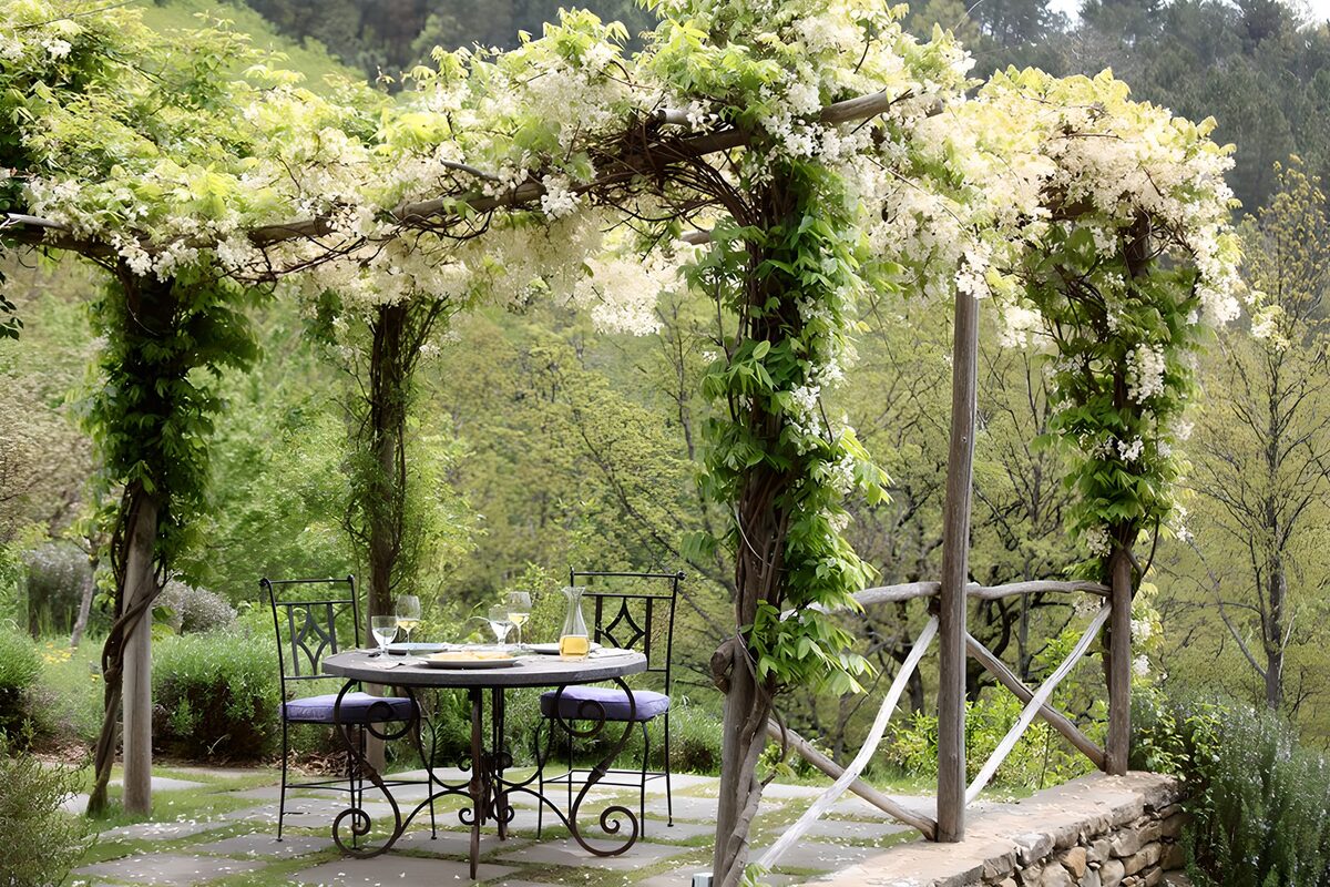 TPDE65791: Romantische Terrasse mit Blumenlaub