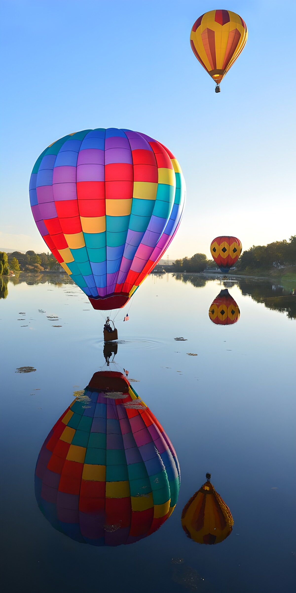 TPDE65523: Bunte Heißluftballons über dem See