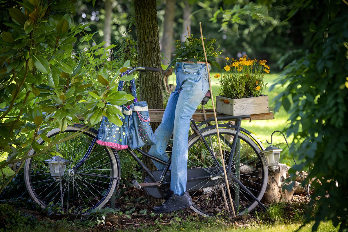 TPDE78345: Nostalgisches Fahrrad im Garten