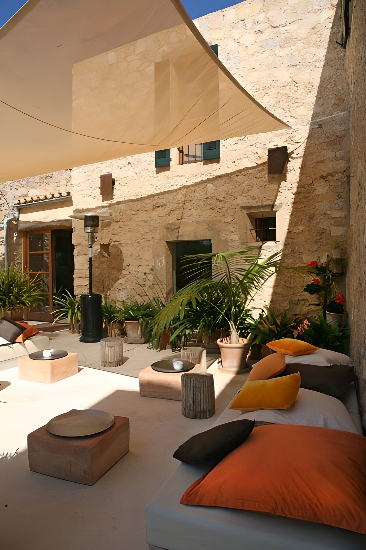 TPDE30381: schattige Lounge-Ecke in dem Patio eines Hauses mit Kissen usw.