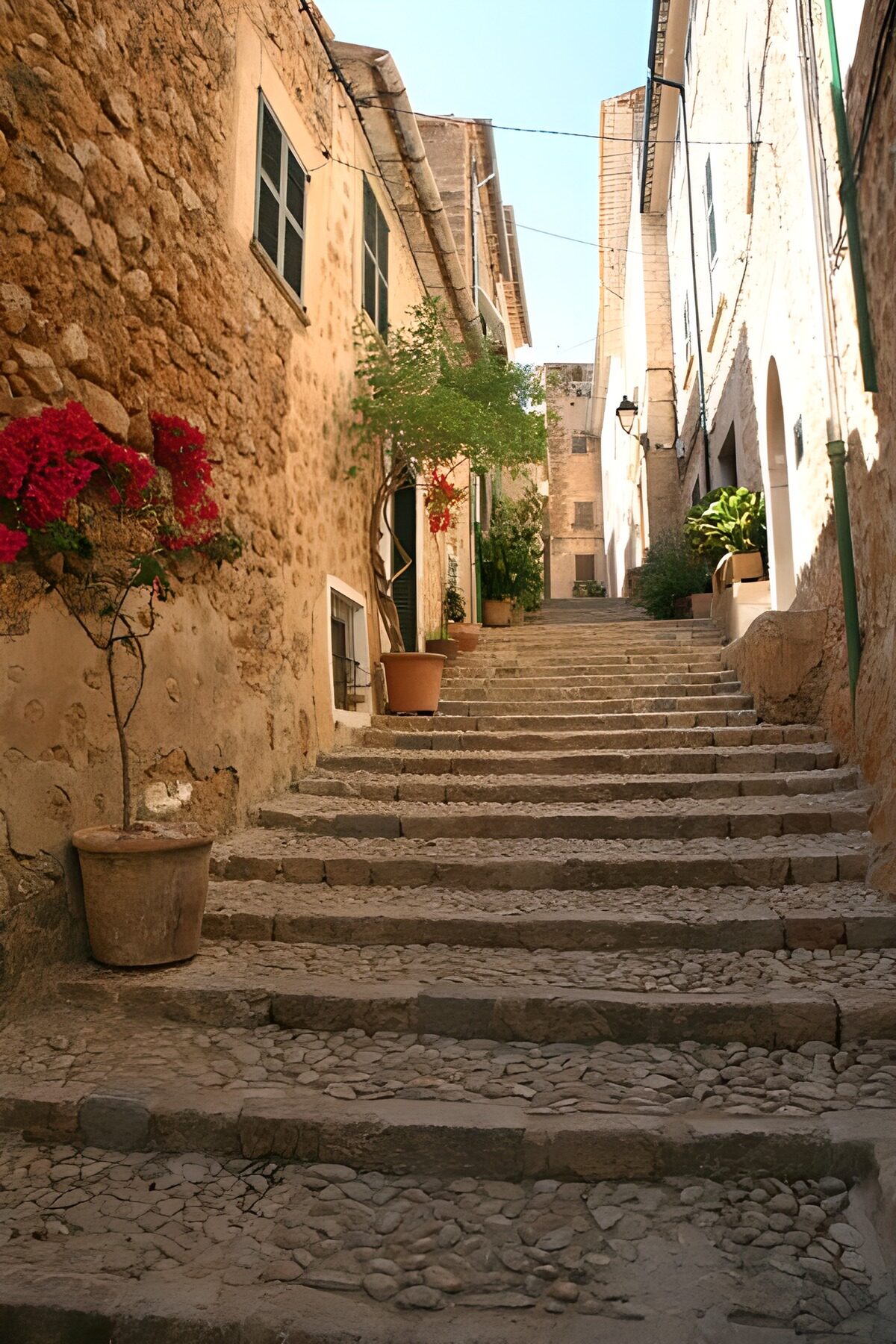 TPDE44787: Treppe hinauf durch schmalle Gasse mit Häusern 1