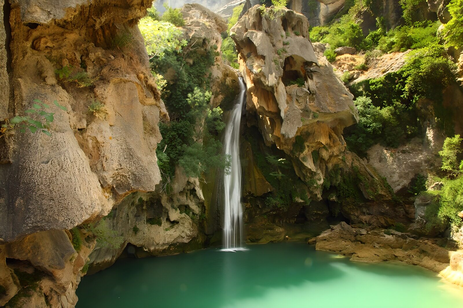 TPDE63792: im hinabgestürzten Wasser von diesem Wasserfall kann man ganz schön baden