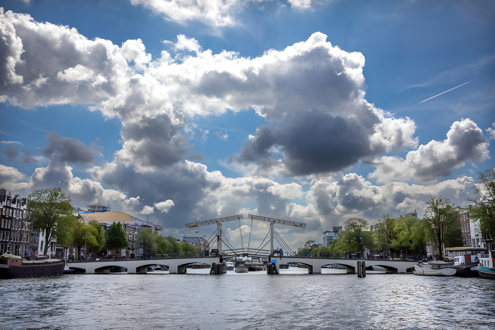 TPDE98913: Amsterdamer Brücke und Wolkenmeer