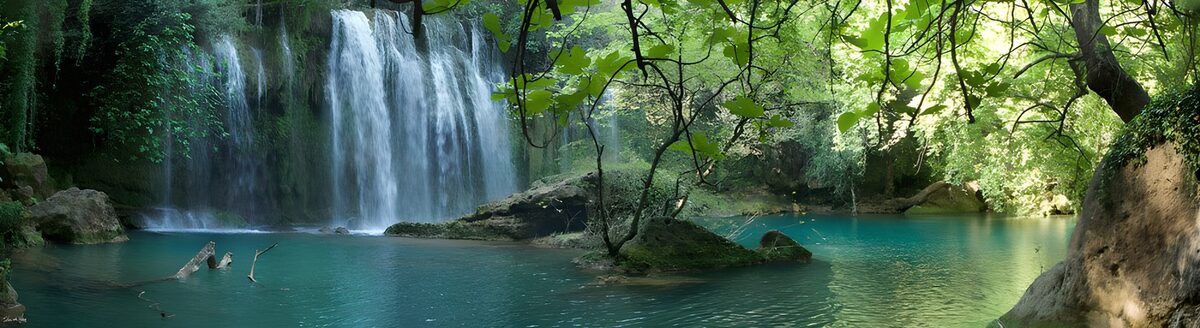 TPDE24200: eiskalter Badesee unter einem Wasserfall