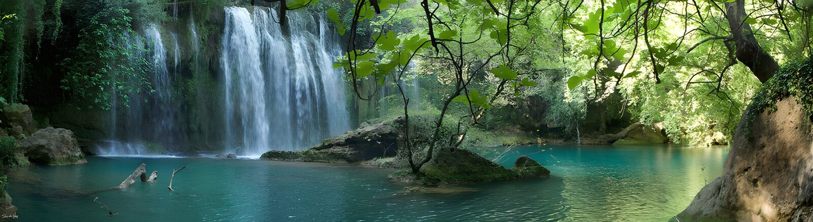 TPDE24200: eiskalter Badesee unter einem Wasserfall