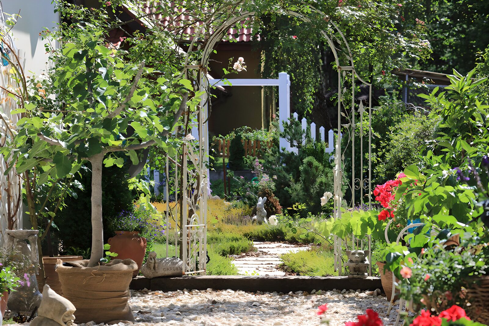 TPDE91263: Zauberhafter Gartenweg im Frühling