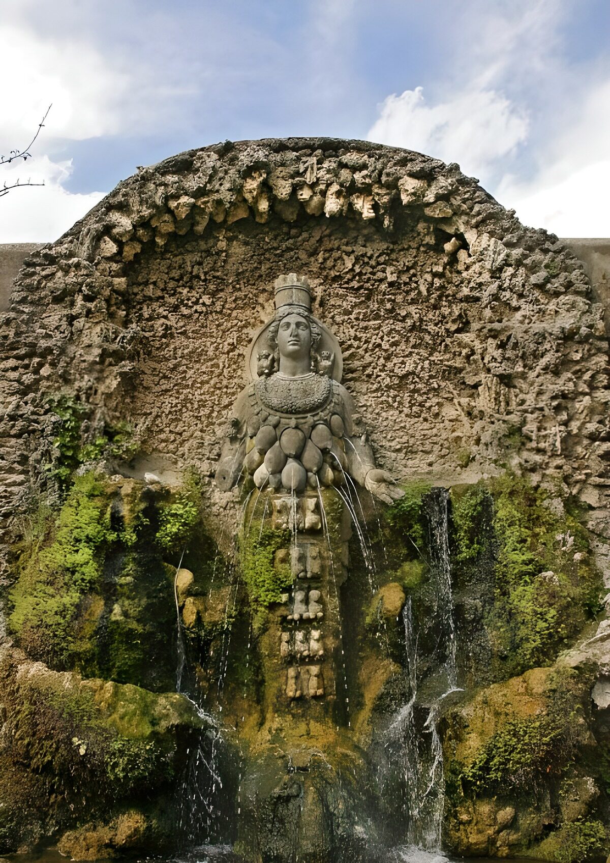 Relief einer Frau aus deren Brüsten Wasser sprüht